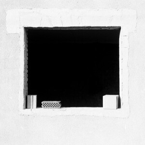 Blck Window, 2019, Pigmentprint aufgelegt auf Museumskarton, geraht mit Museumsglas, 60 x 80 cm