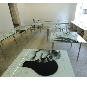 Tische, Edelstahl und Glas, emailliert, 100 x 100 cm
